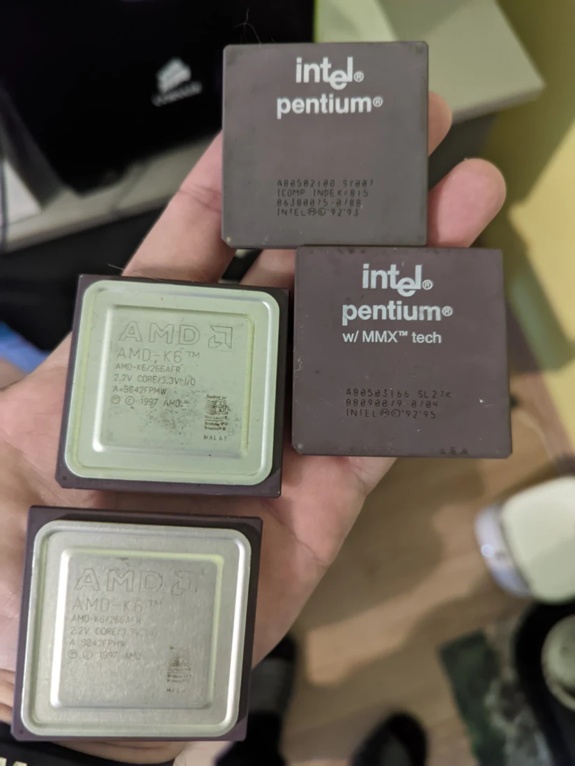 Moje fotografie: Intel Pentium, Pentium MMX a dva procesory AMD K6 v dlani.