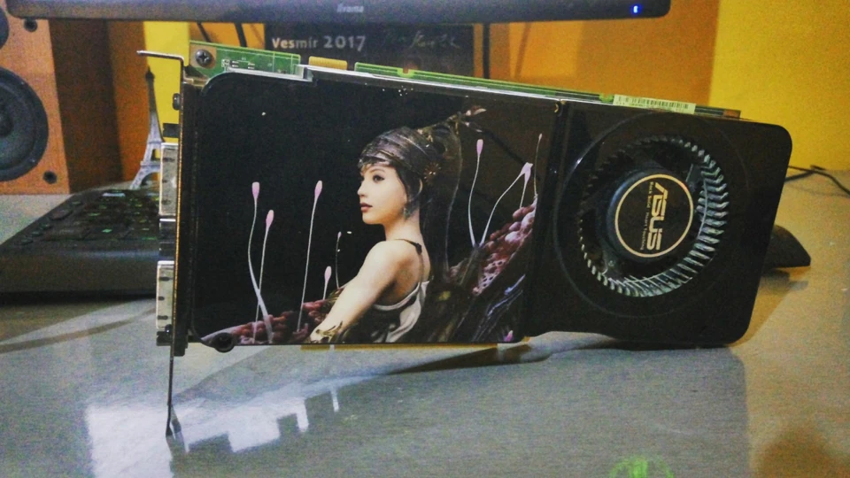 Moje ASUS GeForce 8800 GTS s původní krabicí.
