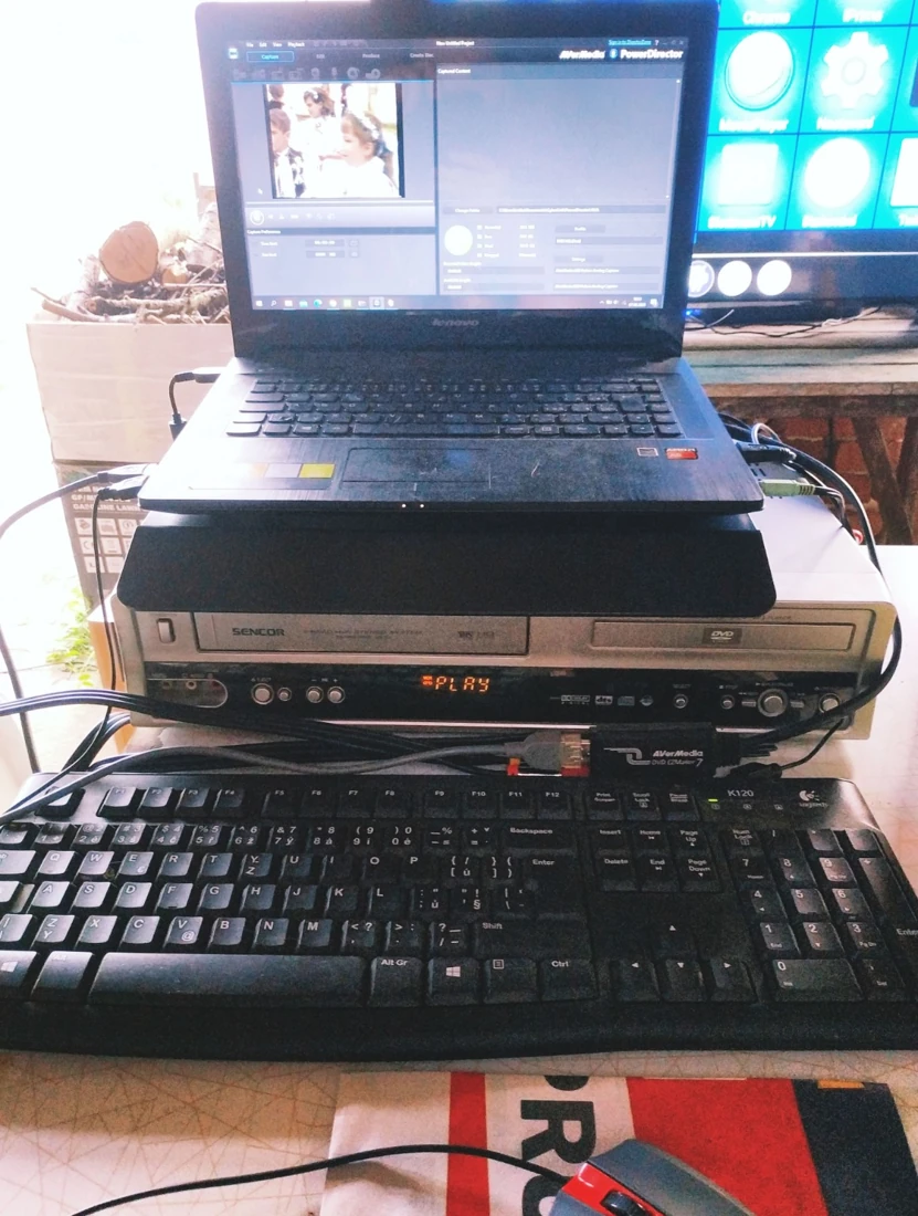 Notebook, VHS/DVD přehrávač Sencor a USB převodník AVerMedia při digitalizaci.