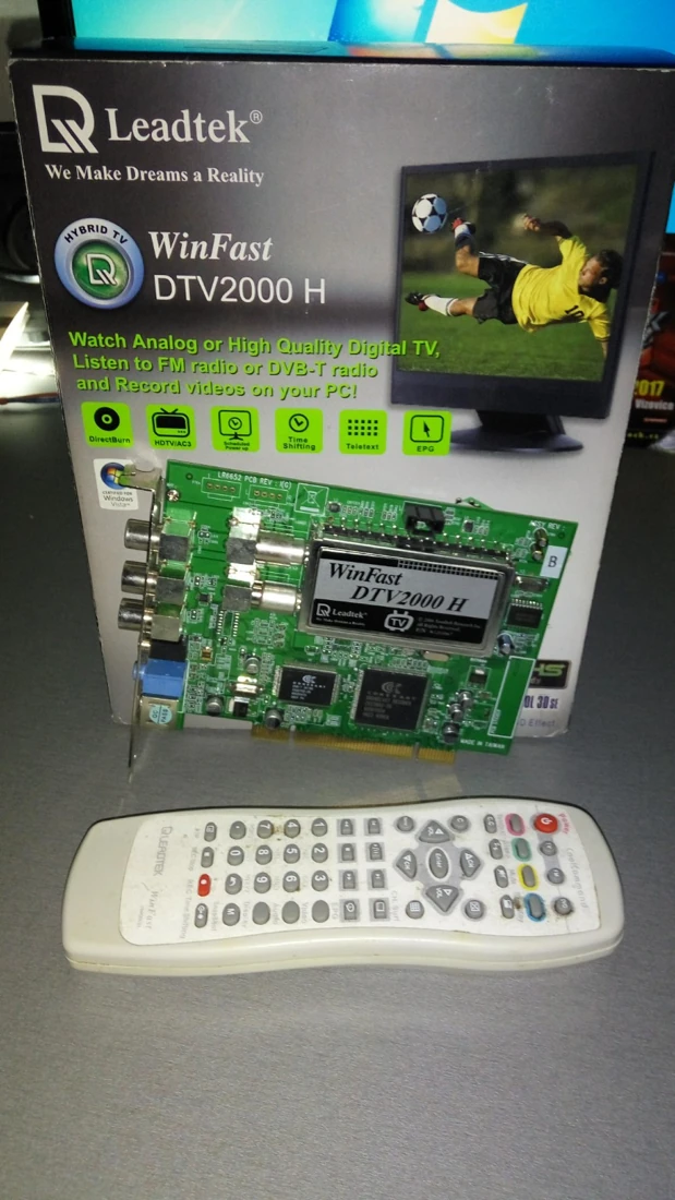 Televizní karta Leadtek WinFast DTV2000 H, krabice a dálkový ovladač.