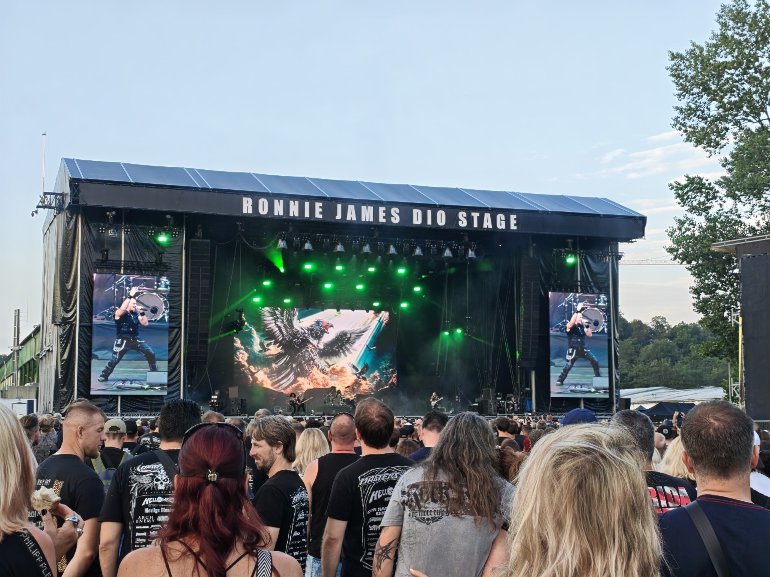 Moje fotografie z Masters of Rock 2026: denní koncert na Ronnie James Dio Stage se zelenými světly.