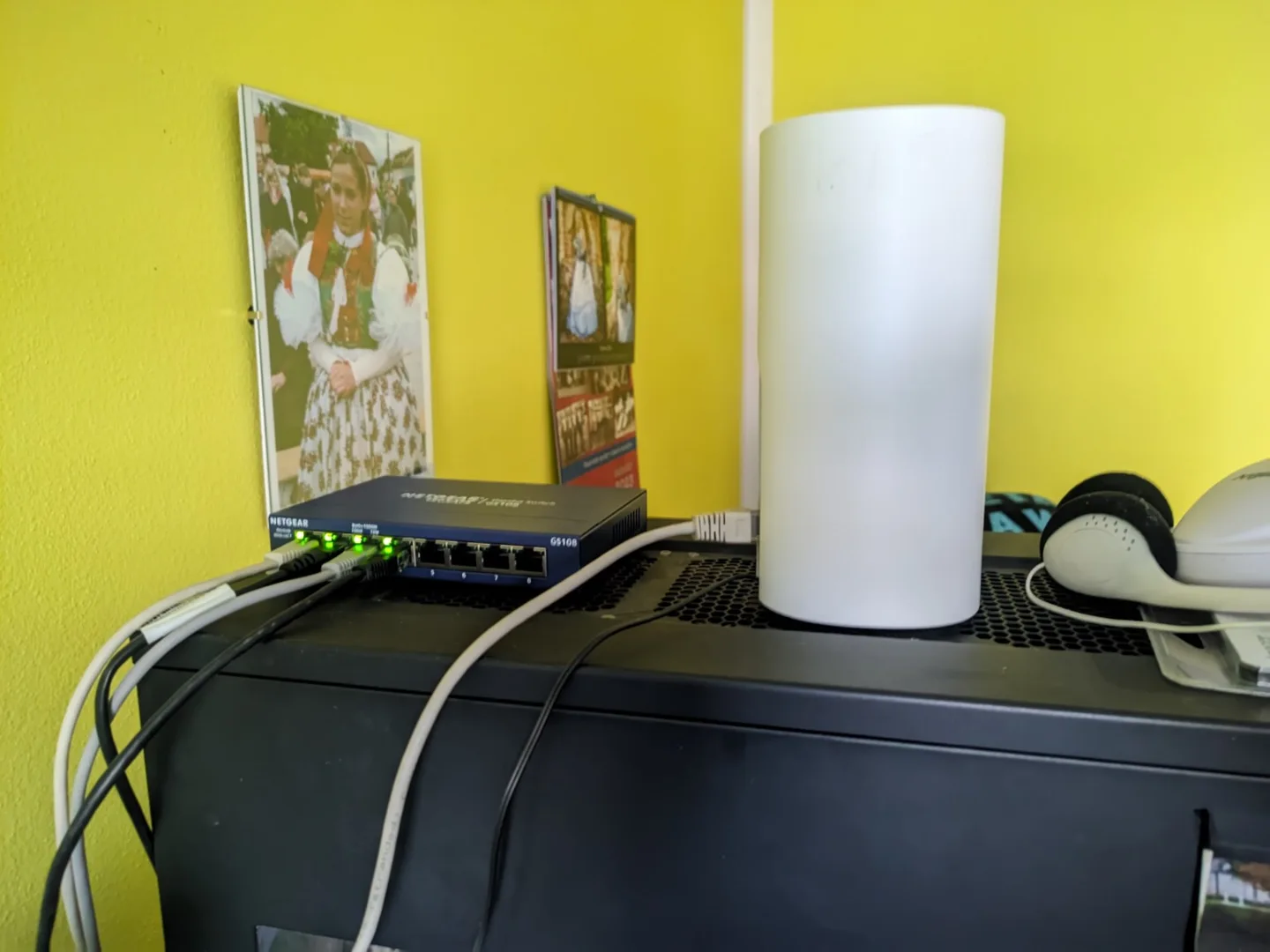 Hlavní TP-Link Deco E4R a switch NETGEAR GS108 na skříni Corsair Obsidian 800D